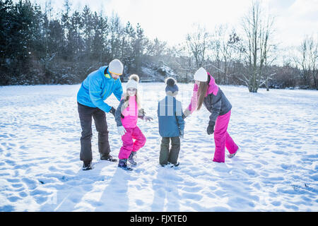 Familie im Schnee spielen Stockfoto