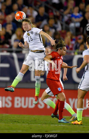 Tampa, Florida, USA. 3. März 2016. US-Verteidiger EMILY SONNETT (15) geht in der Luft für einen Ball gegen England, während der sie glaubt Cup im Raymond James Stadium. © Scott A. Miller/ZUMA Draht/Alamy Live-Nachrichten Stockfoto