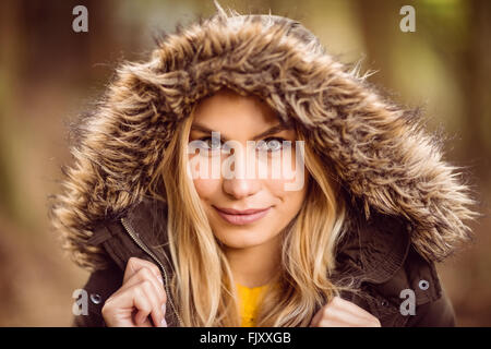 Schöne blonde Frau tragen Kapuzen Pullover Stockfoto