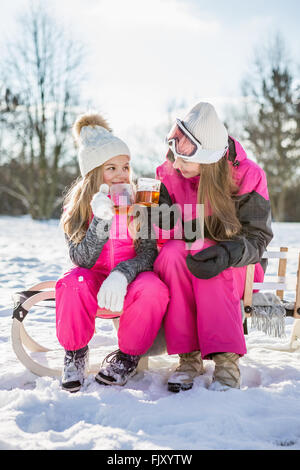 Mutter und Tochter Tee trinken Stockfoto