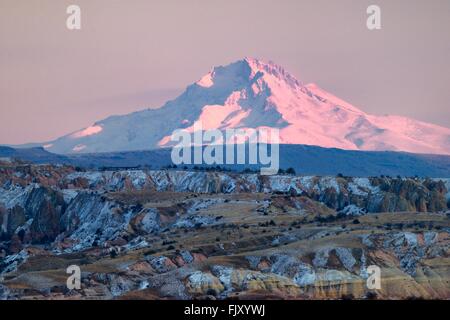 Schnee bedeckten vulkanischen 3916 m Gipfel des Mount Erciyes, höchster Berg in Zentral-Anatolien-Türkei. S.E über Schluchten von Göreme. Dämmerung Stockfoto