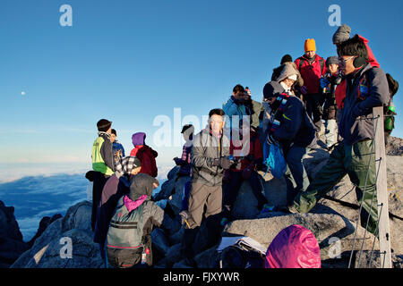 Wanderer auf dem Gipfel des Mount Kinabalu (4095m), der höchste Berg von Borneo. Stockfoto