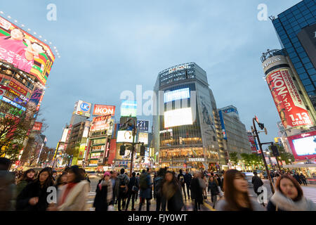 Tokyo, Japan - 6. Januar 2016: Feierabendverkehr auf die berühmte Shibuya Crossing in Tokio, Japan. Stockfoto