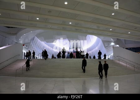 New York City, USA. 3. März 2016.  Besucher auf dem World Trade Center (WTC) Verkehrsknotenpunkt, Oculus am Eröffnungstag. Bildnachweis: Stillbeyou/Alamy Live-Nachrichten Stockfoto