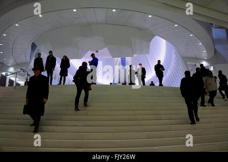 New York City, USA. 3. März 2016.  Besucher auf dem World Trade Center (WTC) Verkehrsknotenpunkt, Oculus am Eröffnungstag. Bildnachweis: Stillbeyou/Alamy Live-Nachrichten Stockfoto