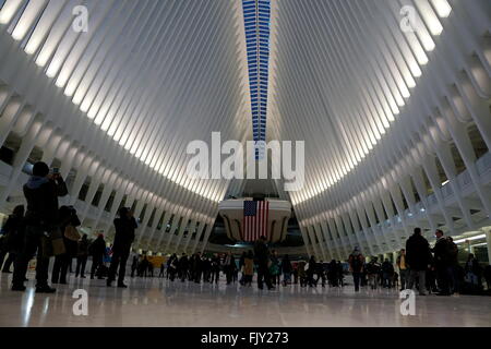 New York City, USA. 3. März 2016.  Besucher bei der Eröffnung des neuen World Trade Center (WTC) Verkehrsknotenpunkt, Oculus. Bildnachweis: Stillbeyou/Alamy Live-Nachrichten Stockfoto