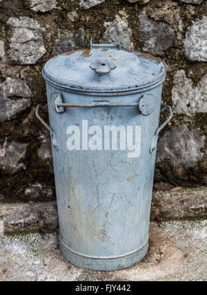 Alten rostigen Metall Mülltonne Stockfoto