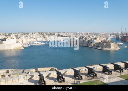 Blick auf den Grand Harbour von der Upper Barracca Gardens in Valletta, Malta Stockfoto