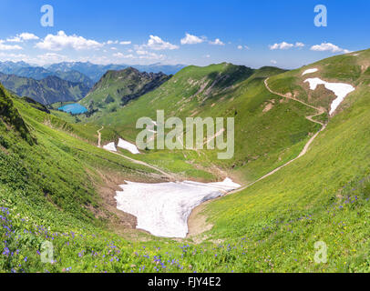 Letzte Schnee bleibt im Sommer Allgäu Alpen mit See Seealpsee oberhalb Oberstdorf, Deutschland. Stockfoto