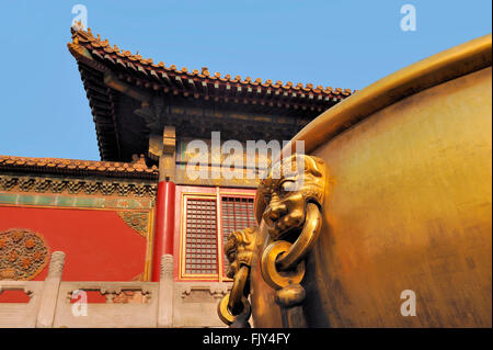 Löwenkopf auf eine Messing-Urne bedeutet Schutz der verbotenen Stadt, Peking, China Stockfoto