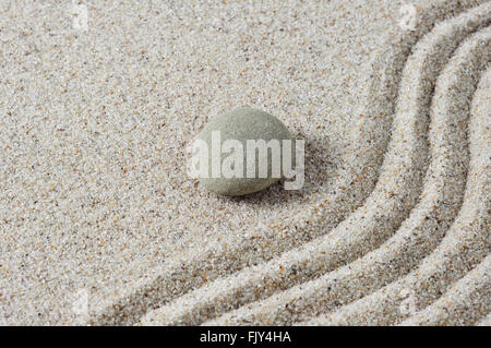 Zen-Steinen auf einem geharkt Sand für Meditation Wellness, Massage, Wellness-Konzept, Balance, Harmonie, Spiritualität und Entspannung-Konzept Stockfoto