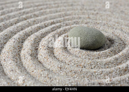 Zen-Steinen auf einem geharkt Sand für Meditation Wellness, Massage, Wellness-Konzept, Balance, Harmonie, Spiritualität und Entspannung-Konzept Stockfoto