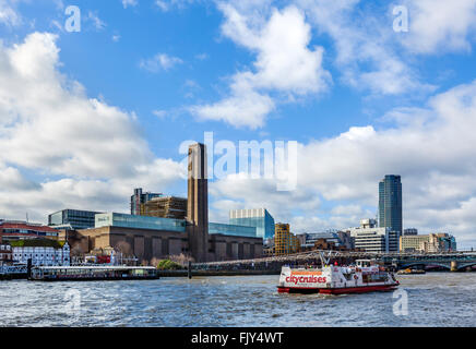 Blick über den Fluss Themse in Richtung Tate Modern und Shakespeares Globe, Southwark, London, England, Vereinigtes Königreich Stockfoto