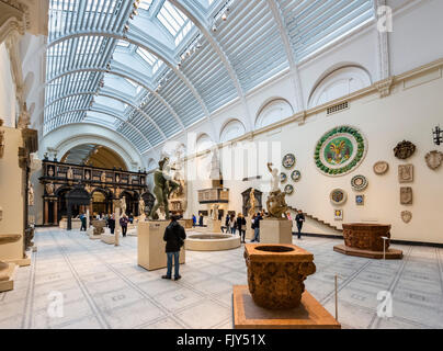 Mittelalterliche und Renaissance-Galerie, Victoria und Albert Museum, South Kensington, London, England, Vereinigtes Königreich Stockfoto