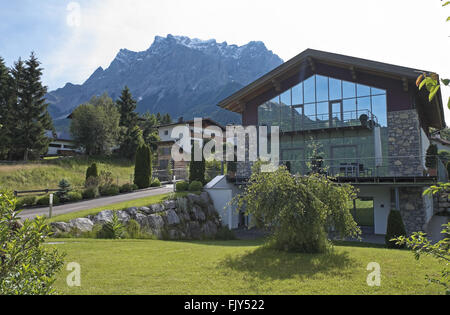 Zugspitzmassiv von Westen über ein modernes Haus, Ehrwald, österreichische Alpen, Österreich. Stockfoto