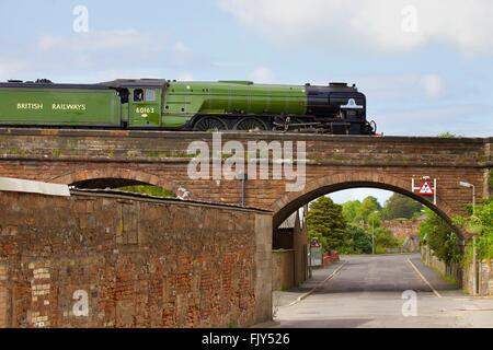 Glasgow südwestlichen Linie. Dampflok LNER Peppercorn Klasse A1 60163 Tornado. Überqueren die Brücke. Hafen-Straße, Annan, Schottland. Stockfoto