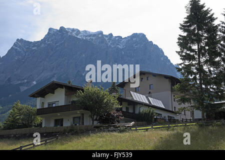 Zugspitzmassiv von Westen über ehrwald, Ehrwald, österreichische Alpen, Österreich. Stockfoto