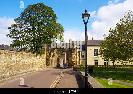 St Wilfrid Tor. Mittelalterlichen steinernen Torbogen. Hexham Abtei, Hexham, Northumberland, England, Vereinigtes Königreich. Stockfoto