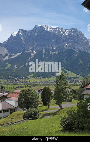 Zugspitzmassiv und Ehrwald Dorf von Westen, Lermoos gesehen, österreichische Alpen, Österreich. Europa Stockfoto