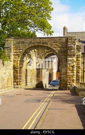 St Wilfrid Tor. Mittelalterlichen steinernen Torbogen. Hexham Abtei, Hexham, Northumberland, England, Vereinigtes Königreich. Stockfoto