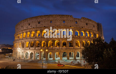 Kolosseum bei Nacht. Rom. Stockfoto