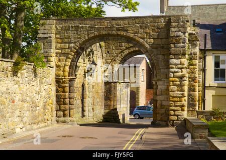 St Wilfrid Tor. Mittelalterlichen steinernen Torbogen. Hexham Abtei, Hexham, Northumberland, England, Vereinigtes Königreich. Stockfoto