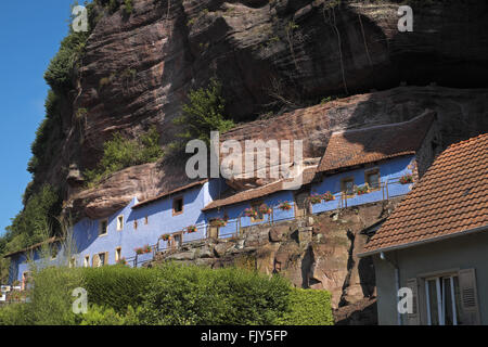 Höhlenwohnungen unterhalb einer Felswand, graufthal zinsel Tal, Elsass, Frankreich. Stockfoto