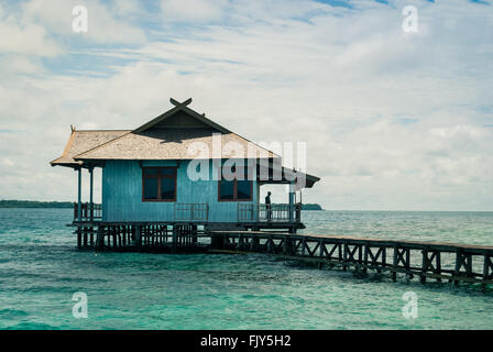 Ein Stelzenhaus auf der Insel Pulau Tengah, Karimunjawa, Indonesien. Stockfoto