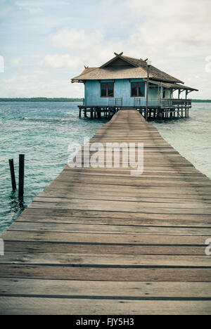 Ein Stelzenhaus auf der Insel Pulau Tengah, Karimunjawa, Indonesien. Stockfoto