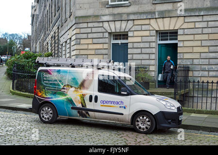 Ein BT-Service-Ingenieur Rückkehr zu seinem van in Neustadt, Edinburgh, Schottland, Großbritannien. Stockfoto