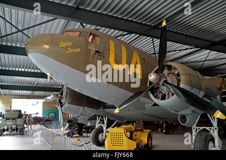 Eine Douglas C-53 Dakota-Flugzeug auf dem Display in den Flügel der Befreiung Museum, Best, Nord-Brabant, Niederlande. Stockfoto