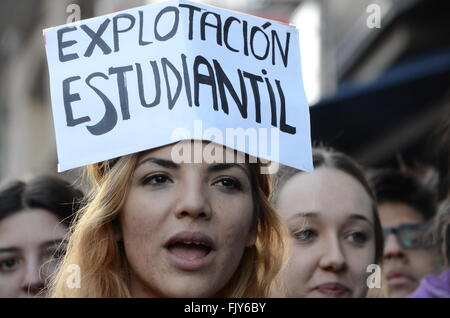 Madrid, Spanien. 3. März 2016. Ein Mädchen zeigt eine Banner mit einer Botschaft gegen die Ausbeutung von Studenten in Madrid. © Jorge Sanz/Pacific Press/Alamy Live-Nachrichten Stockfoto