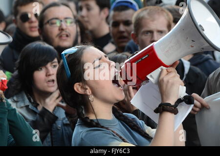 Madrid, Spanien. 3. März 2016. Spanische Studenten rufen Parolen in Madrid während einer Protestaktion gegen die Bildungsreform, LOMCE und die Kürzungen im öffentlichen Bildungssystem. © Jorge Sanz/Pacific Press/Alamy Live-Nachrichten Stockfoto