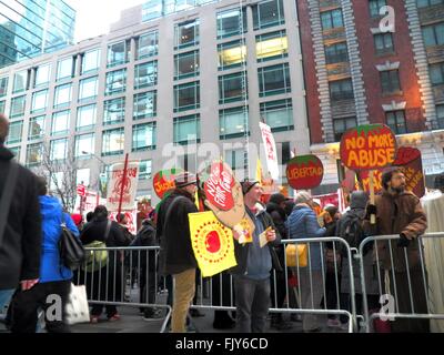 Workers Stimme NYC März Büros von Wendy es Präsident Nelson Peltz, in ihrem Kampf für Landarbeiter und alle Arbeitnehmerrechte mit Fair Food Verbündeten aus in New York, zum Auftakt der diesjährigen großen Mobilisierung, die 2016 Workers Stimme Tour. (Foto Mark Apollo/Pacific Press) Stockfoto