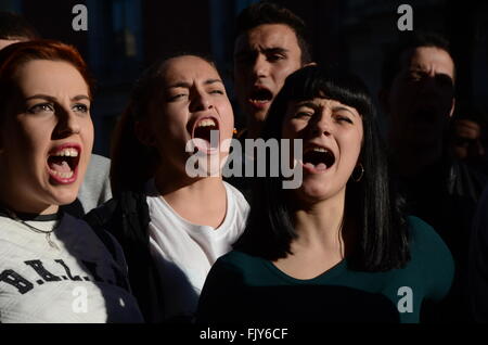 Madrid, Spanien. 3. März 2016. Spanische Studenten rufen Parolen in Madrid während einer Protestaktion gegen die Bildungsreform, LOMCE und die Kürzungen im öffentlichen Bildungssystem. © Jorge Sanz/Pacific Press/Alamy Live-Nachrichten Stockfoto