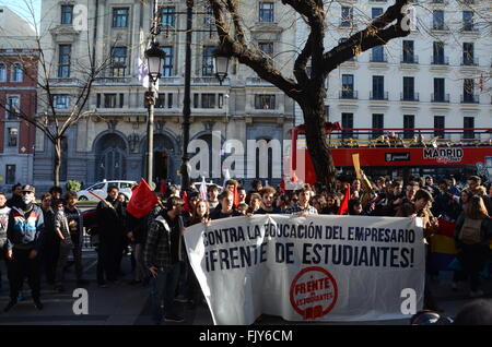 Madrid, Spanien. 3. März 2016. Spanische Studenten rufen Parolen in Madrid während einer Protestaktion gegen die Bildungsreform, LOMCE und die Kürzungen im öffentlichen Bildungssystem. © Jorge Sanz/Pacific Press/Alamy Live-Nachrichten Stockfoto