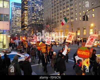 Workers Stimme NYC März Büros von Wendy es Präsident Nelson Peltz, in ihrem Kampf für Landarbeiter und alle Arbeitnehmerrechte mit Fair Food Verbündeten aus in New York, zum Auftakt der diesjährigen großen Mobilisierung, die 2016 Workers Stimme Tour. (Foto Mark Apollo/Pacific Press) Stockfoto