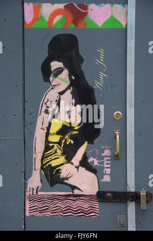 Amy Winehouse, englische Singer Songwriter. Schablone Graffiti Kunst auf eine Tür in Camden Town. Von Bambi gemalt. London, England, Vereinigtes Königreich. Stockfoto