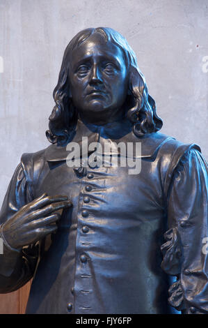 Literatur. Statue des englischen Dichters John Milton (1608-1674) in der Kirche von Saint Giles Cripplegate, wo der Schriftsteller begraben ist. London, England, UK. Stockfoto