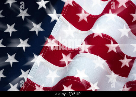 WALLENDE FLAGGE DER VEREINIGTEN STAATEN VON AMERIKA AUS GESTICKTEM BAUMWOLLBUND MIT ZOOM-KAMERAEFFEKT-STERNEN Stockfoto