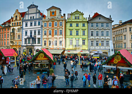 Prag zu Weihnachten - der Alte Marktplatz mit Verkaufsständen und bunten Gebäuden und Menschen auf dem Platz Stockfoto