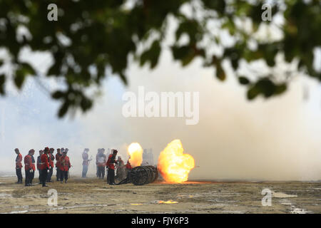 Kathmandu, Nepal. 4. März 2016. Nepalesischen Armee Soldaten Abfeuern einer Kanone während der Proben für die kommende Armee Day Parade in Tundhikhel, Kathmandu, Nepal am Freitag, 4. März, 16. Nepal Armee feiert seine jährlichen Tag der Armee-Funktion, die zeitgleich mit der Hindu-Festival von Maha Shivaratri. © Skanda Gautam/ZUMA Draht/Alamy Live-Nachrichten Stockfoto