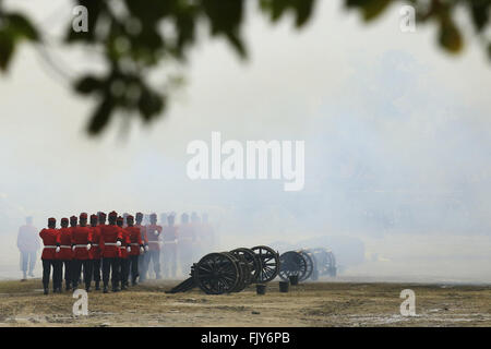 Kathmandu, Nepal. 4. März 2016. Nepalesischen Armee Soldaten zurück zum Quartier nach dem Abfeuern der Kanone während der Proben für die kommende Armee Day Parade in Tundhikhel, Kathmandu, Nepal am Freitag, 4. März, 16. Nepal Armee feiert seine jährlichen Tag der Armee-Funktion, die zeitgleich mit der Hindu-Festival von Maha Shivaratri. © Skanda Gautam/ZUMA Draht/Alamy Live-Nachrichten Stockfoto