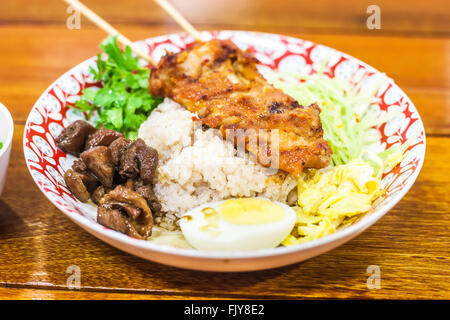 Gemischter Reis mit Shrimps-Paste und Hähnchen grill Restaurant Stockfoto