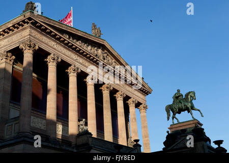 BERLIN/Deutschland - Alte wiedereröffnet. Fassade mit Säulen und eine Reiterstatue. Stockfoto