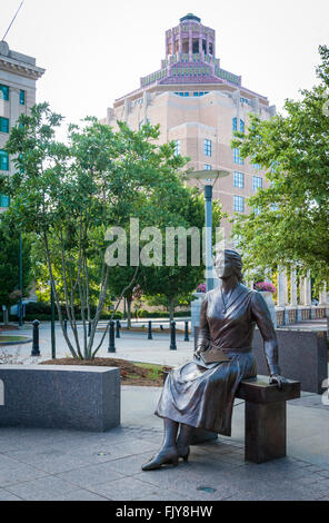 Die „sitzende Frau mit Buchstabe“-Statue am WNC Veterans Memorial im Pack Square Park in der Innenstadt von Asheville, North Carolina. (USA) Stockfoto