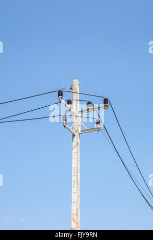 Strom-Post am blauen Himmelshintergrund Stockfoto