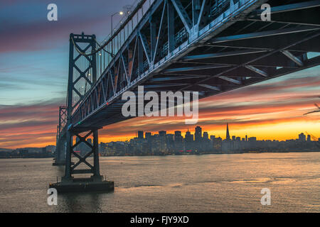 Schöne Moment der Bay Bridge während des Sonnenuntergangs, San Francisco Stockfoto