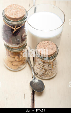 gesundes Frühstückszutaten Milch Hafer Cashew-Nüssen, getrockneten Preiselbeeren craisinns Stockfoto