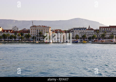 Verlassen Split Hafen, mittelalterliche Architektur, römischen Diokletianpalast, lebendige und freundliche Stadt, Cafés, Restaurants, Dalmatien, Kroatien Stockfoto